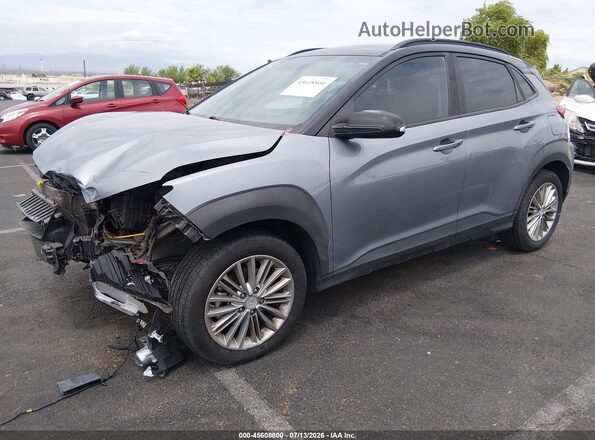 KM8K2CAAXJU120955 2018 HYUNDAI KONA Light Blue Vista tres cuartos delantera izquierda