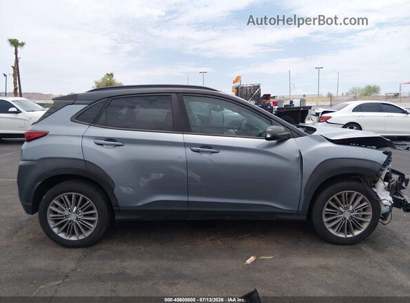 KM8K2CAAXJU120955 2018 HYUNDAI KONA Light Blue Vista interior trasera