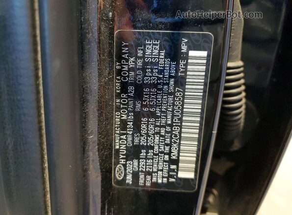 KM8K2CAB1PU058587 2023 HYUNDAI KONA Black VIN კოდის სტიკერის ხედი