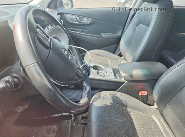 KM8K33AGXLU071731 2020 HYUNDAI KONA White Вид салону спереду