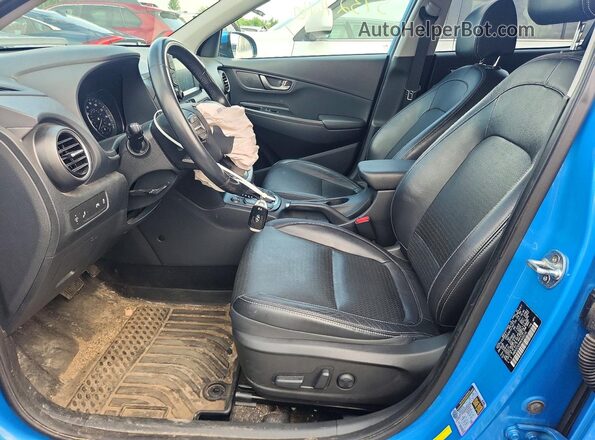 KM8K3CA5XMU605536 2021 HYUNDAI KONA Синий Вид салона спереди