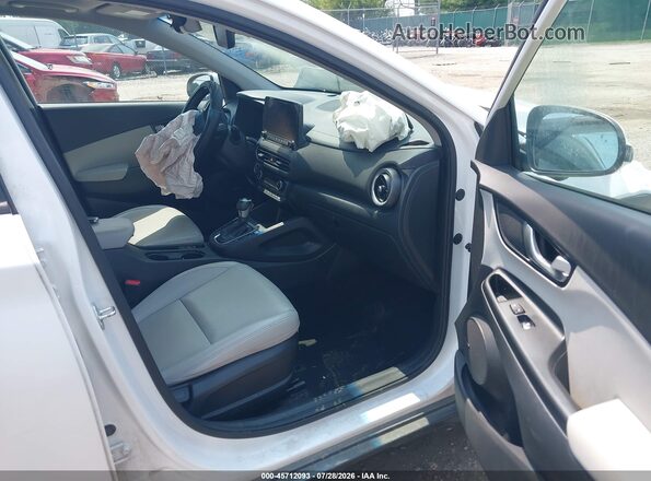 KM8K5CA36NU804268 2022 HYUNDAI KONA Белый Вид салона спереди