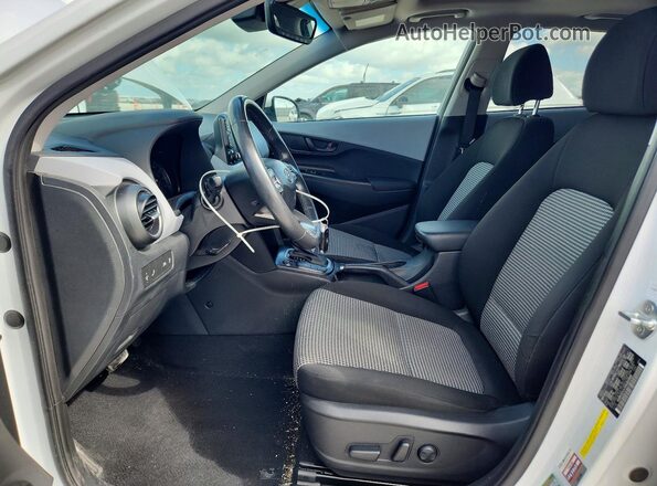 KM8K62AAXMU653990 2021 HYUNDAI KONA White წინა სალონის ხედი