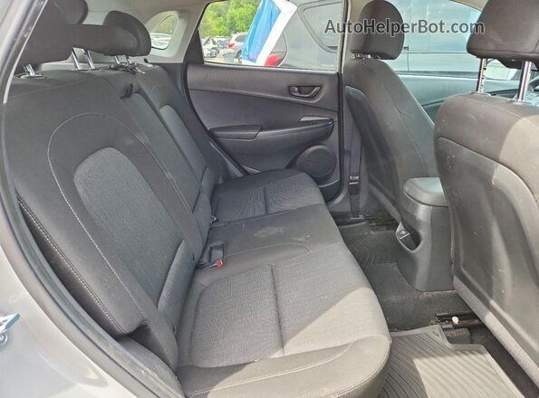 KM8K6CAB4PU057972 2023 HYUNDAI KONA Серебряный Вид задней части салона