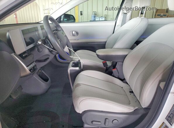 KM8KN4AE8PU166017 2023 HYUNDAI IONIQ White Вид салону спереду
