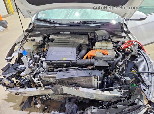 KMHC05LC0JU090644 2018 HYUNDAI IONIQ White Widok wnętrza z tyłu