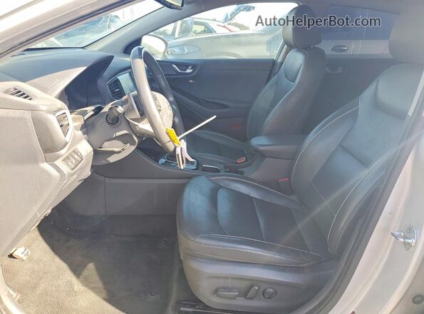 KMHC05LC9JU073812 2018 HYUNDAI IONIQ Silver Front interior view