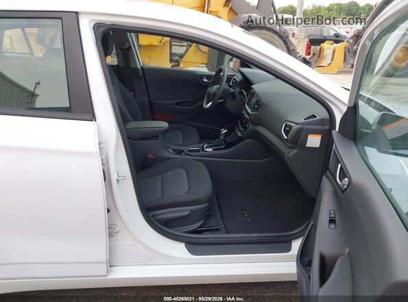 KMHC65LC0KU106910 2019 HYUNDAI IONIQ HYBRID White Front interior view