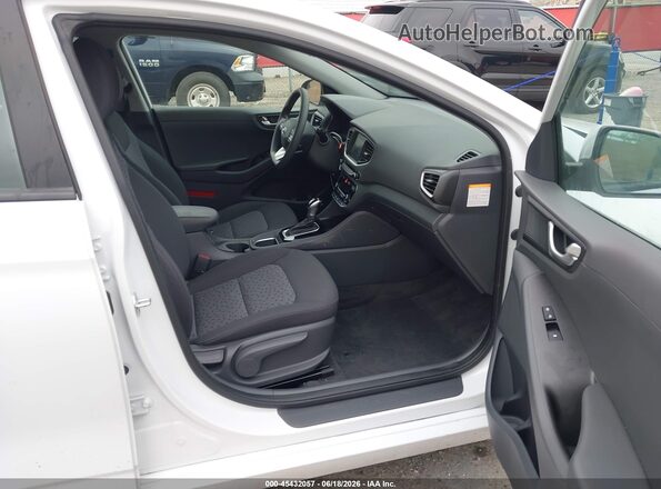 KMHC65LC0KU107989 2019 HYUNDAI IONIQ HYBRID White Front interior view