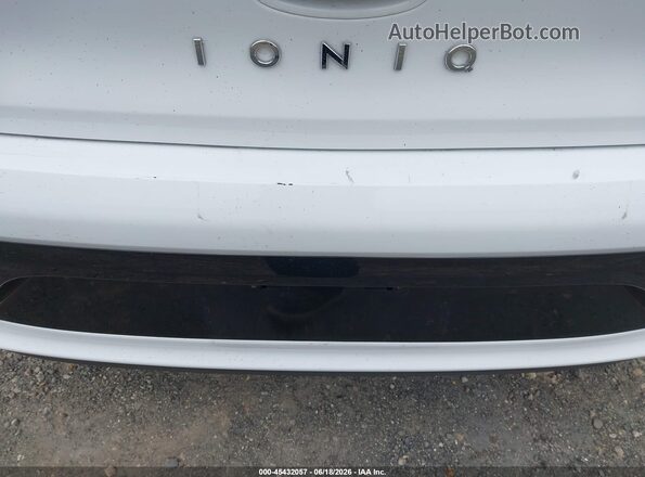 KMHC65LC0KU107989 2019 HYUNDAI IONIQ HYBRID White Instrument cluster view