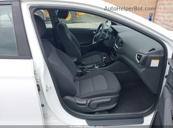 KMHC65LC2KU108013 2019 HYUNDAI IONIQ HYBRID White Widok wnętrza z przodu
