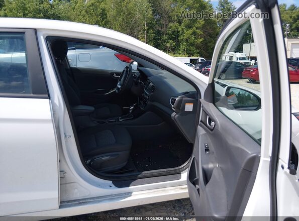 KMHC65LC3HU048056 2017 HYUNDAI IONIQ HYBRID Белый Вид салона спереди