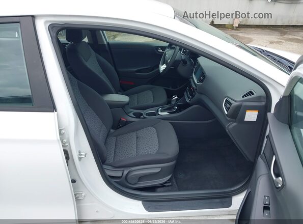 KMHC65LC3KU106710 2019 HYUNDAI IONIQ HYBRID White Front interior view