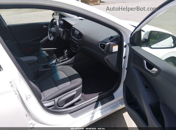 KMHC65LC3KU107663 2019 HYUNDAI IONIQ HYBRID White Вид салону спереду
