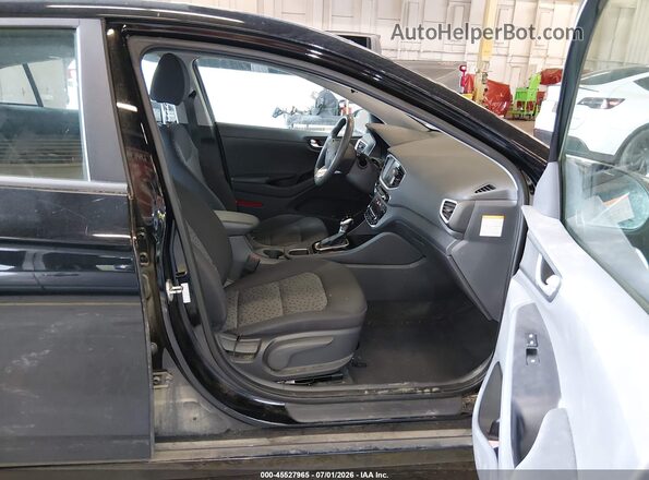 KMHC65LC4HU022419 2017 HYUNDAI IONIQ HYBRID Black Вид салону спереду