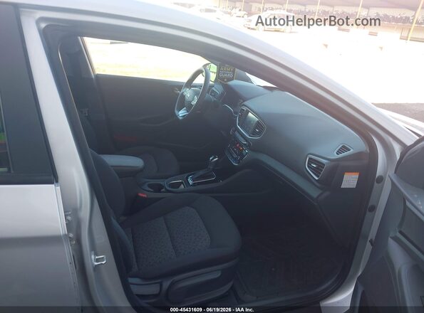 KMHC65LC6KU106877 2019 HYUNDAI IONIQ HYBRID Silver Front interior view