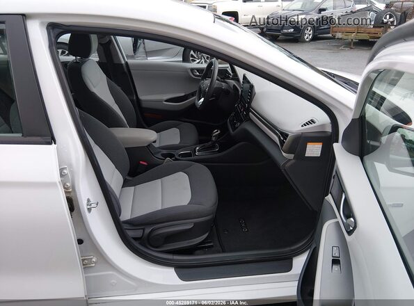 KMHC65LC7LU220341 2020 HYUNDAI IONIQ HYBRID White Front interior view