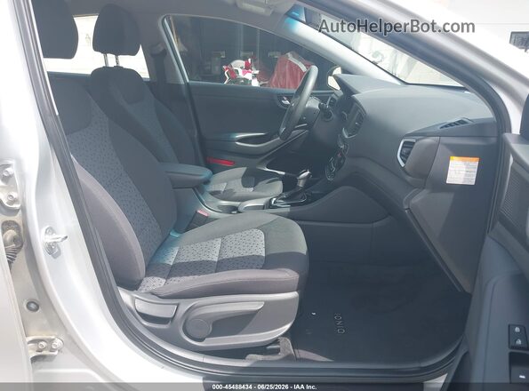 KMHC65LC9JU075218 2018 HYUNDAI IONIQ HYBRID Silver Вид салону спереду