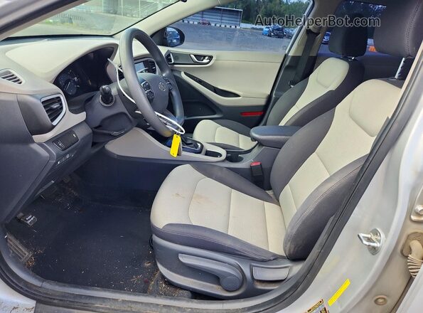 KMHC65LC9JU091080 2018 HYUNDAI IONIQ Silver Widok wnętrza z przodu