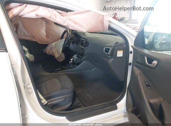 KMHC65LCXHU026779 2017 HYUNDAI IONIQ HYBRID White Вид салону спереду