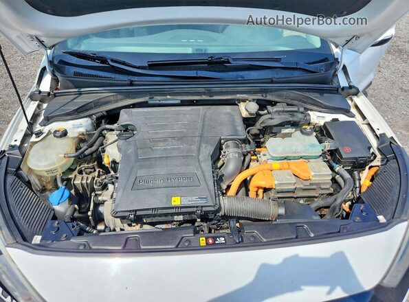 KMHC65LD1JU069759 2018 HYUNDAI IONIQ White Вид задньої частини салону