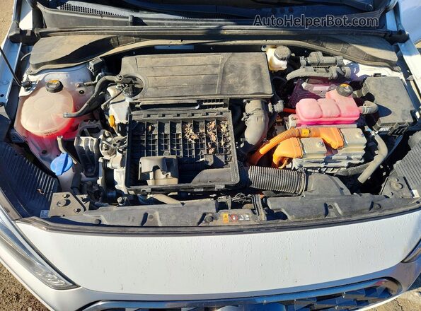KMHC75LC3MU260804 2021 HYUNDAI IONIQ White Widok wnętrza z tyłu