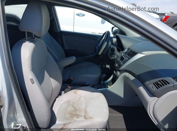 KMHCT4AE0HU172602 2017 HYUNDAI ACCENT Silver Вид салону спереду