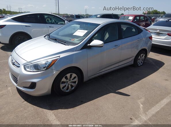 KMHCT4AE1HU323379 2017 HYUNDAI ACCENT Silver Vista tres cuartos delantera izquierda
