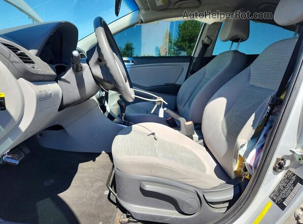 KMHCT4AE2GU981212 2016 HYUNDAI ACCENT Серебряный Вид салона спереди
