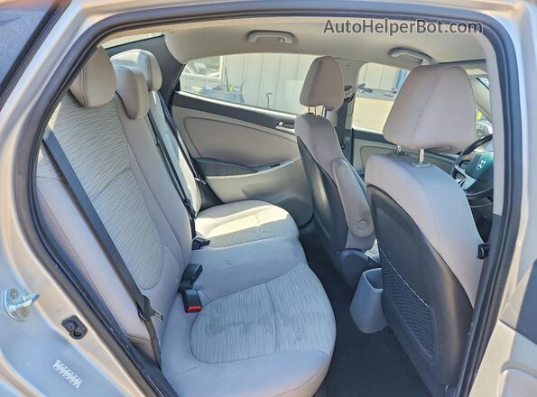 KMHCT4AE2HU215532 2017 HYUNDAI ACCENT Silver Vista de los asientos traseros
