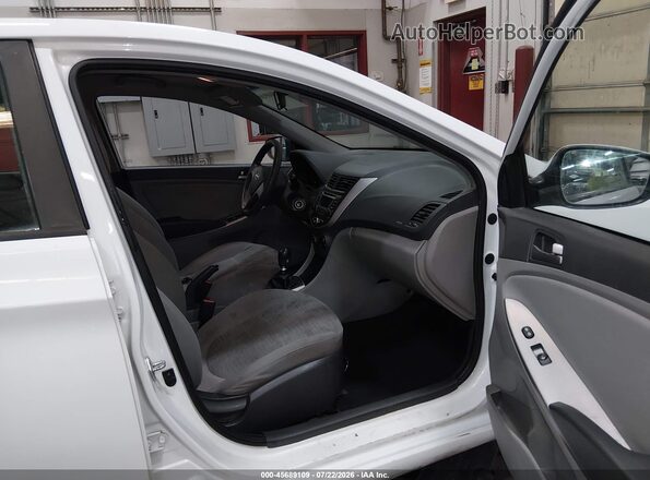 KMHCT4AE2HU289050 2017 HYUNDAI ACCENT White Widok wnętrza z przodu