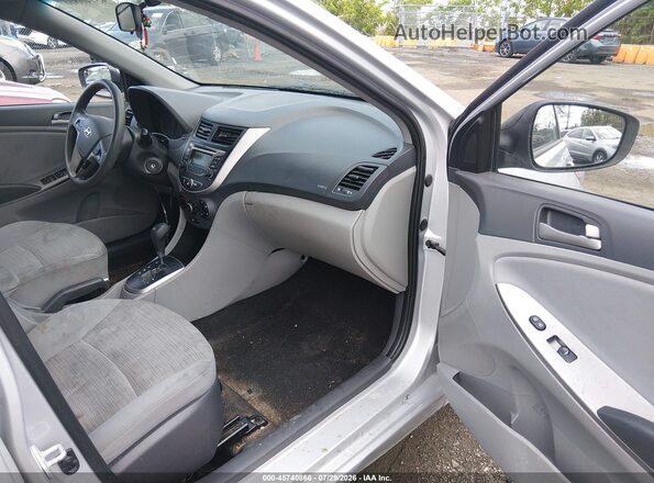KMHCT4AE2HU350669 2017 HYUNDAI ACCENT Silver Widok wnętrza z przodu