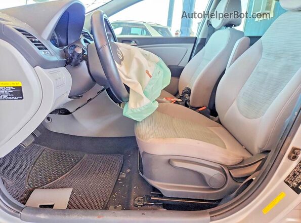 KMHCT4AE4GU163884 2016 HYUNDAI ACCENT Серебряный Вид салона спереди
