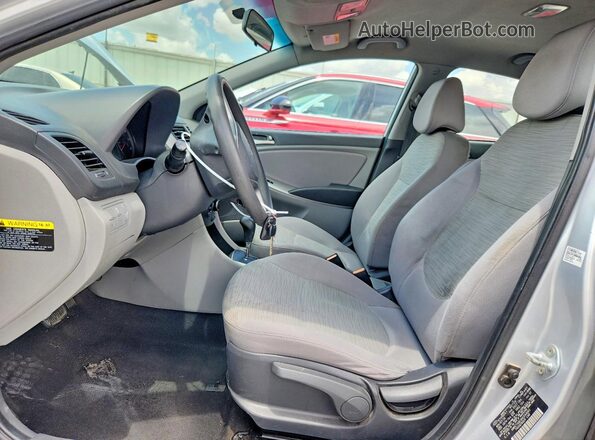 KMHCT4AE4HU244661 2017 HYUNDAI ACCENT Серебряный Вид салона спереди