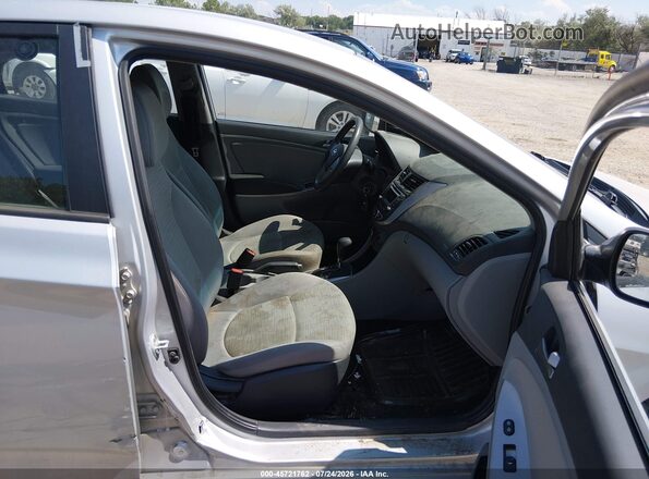 KMHCT4AE5HU269245 2017 HYUNDAI ACCENT Серебряный Вид салона спереди