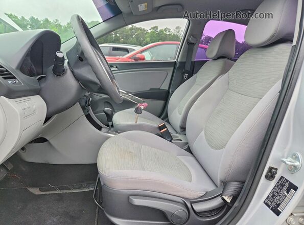 KMHCT4AE5HU307976 2017 HYUNDAI ACCENT Silver Սալոնի դիմացի տեսք