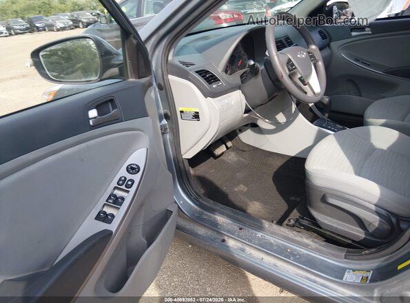KMHCT4AE6HU358550 2017 HYUNDAI ACCENT Серебряный Вид салона спереди
