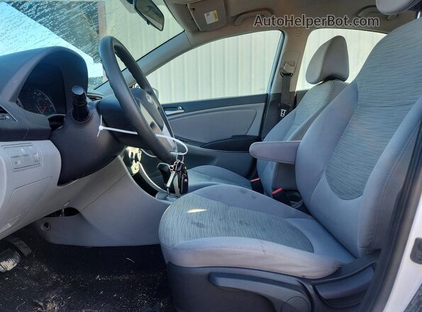 KMHCT4AE6HU380676 2017 HYUNDAI ACCENT White Widok wnętrza z przodu