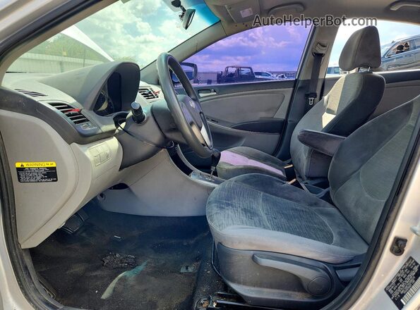 KMHCT4AE7HU286516 2017 HYUNDAI ACCENT Серебряный Вид салона спереди
