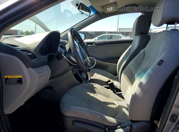 KMHCT4AE8HU288582 2017 HYUNDAI ACCENT Silver წინა სალონის ხედი