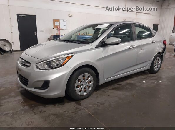 KMHCT4AE9HU173330 2017 HYUNDAI ACCENT Silver Vista tres cuartos delantera izquierda