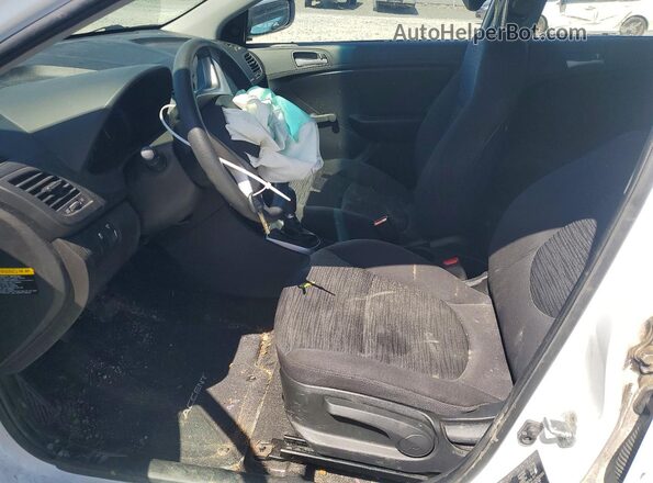 KMHCT5AE1HU353004 2017 HYUNDAI ACCENT Белый Вид салона спереди