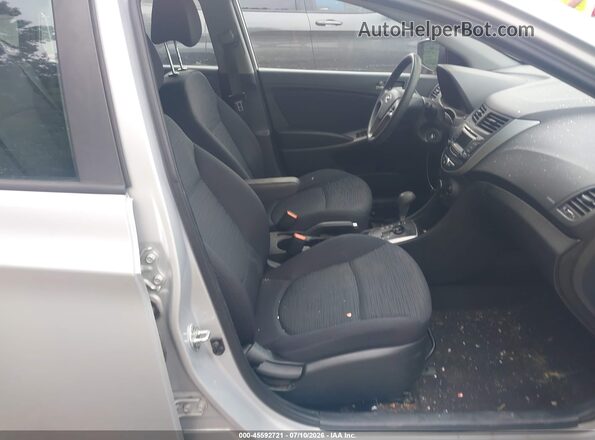 KMHCT5AE2HU335594 2017 HYUNDAI ACCENT Silver Вид салону спереду