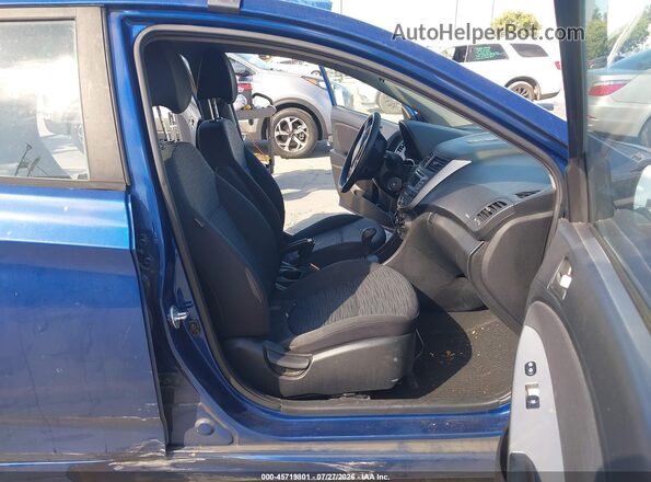 KMHCT5AE3HU331439 2017 HYUNDAI ACCENT Синий Вид салона спереди