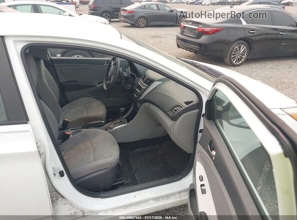 KMHCT5AE5HU335220 2017 HYUNDAI ACCENT White Սալոնի դիմացի տեսք