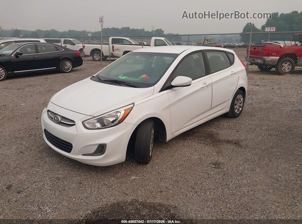 KMHCT5AE5HU335220 2017 HYUNDAI ACCENT White Առջևի ձախ երեք քառորդ տեսարան