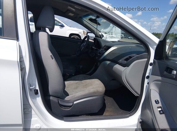 KMHCT5AE5HU336688 2017 HYUNDAI ACCENT White Widok wnętrza z przodu