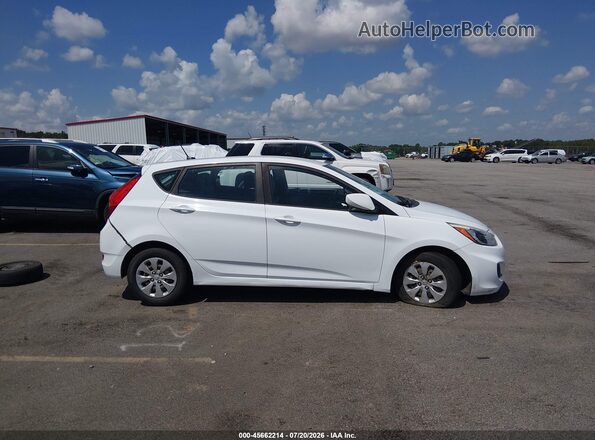 KMHCT5AE5HU336688 2017 HYUNDAI ACCENT White Widok wnętrza z tyłu