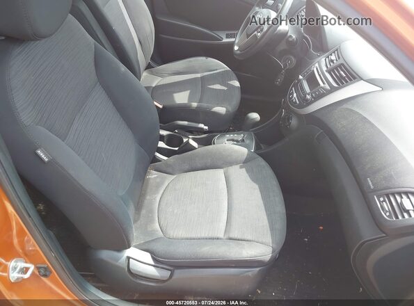 KMHCT5AE6HU326509 2017 HYUNDAI ACCENT Оранжевый Вид салона спереди