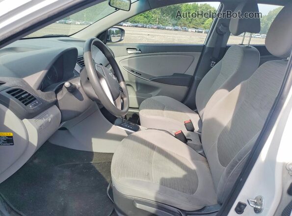 KMHCT5AE7HU351791 2017 HYUNDAI ACCENT White Вид салону спереду